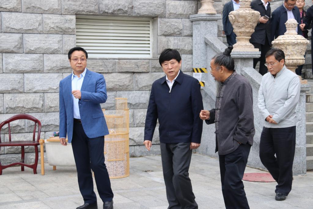 邢国辉书记听取甄忠义校长汇报